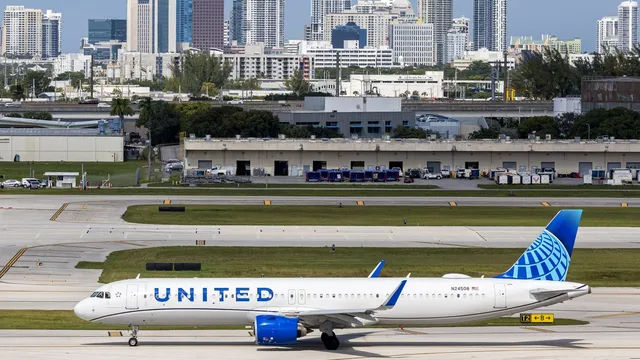 United Airlines flight loses front wheel during hard landing