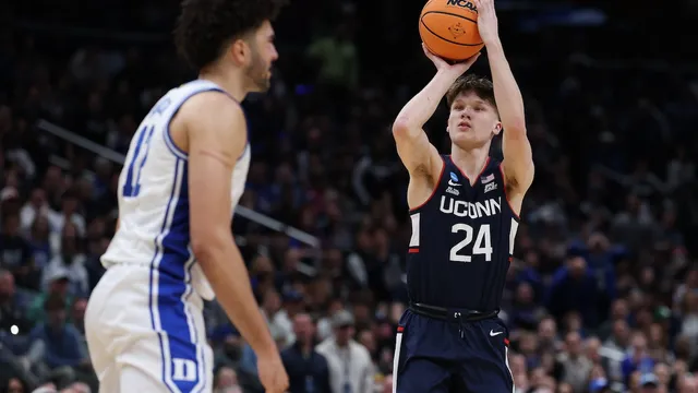 Braylon Mullins clinches victory for UConn with stunning last-second shot