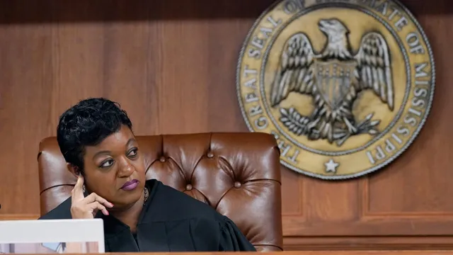 Judge orders removal of critical editorial in Mississippi