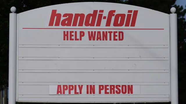 US jobless claims fall as layoffs remain low