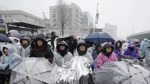 South Korean protesters rally for Yoon's removal as detention deadline nears