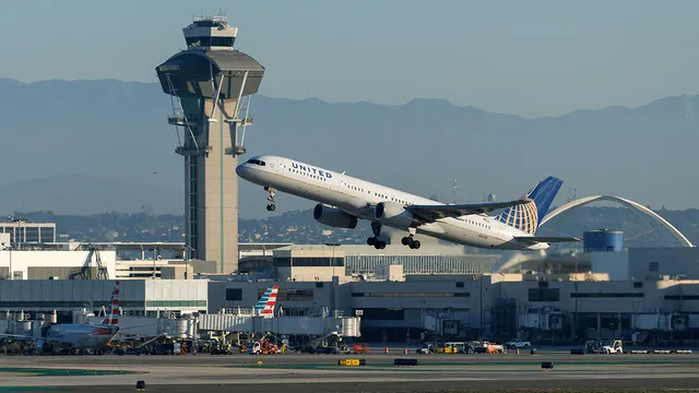 United Airlines boosts rewards for credit card holders while others lose miles
