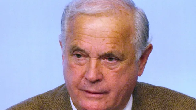 Butterfield reveals Watergate tapes, leading to Nixon's downfall