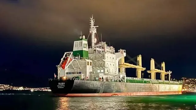 Cargo ship with explosive fertiliser drifts off Kent coast