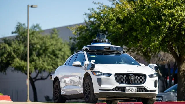 Waymo hires DoorDash drivers to close robotaxi doors, sparking curiosity