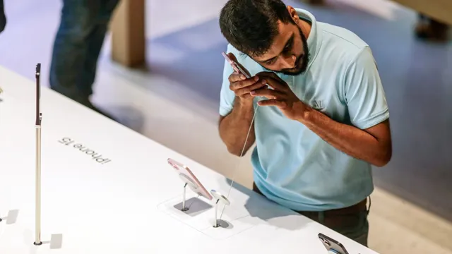 India invests billions to challenge China's smartphone manufacturing dominance