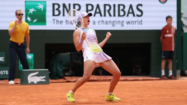 Iga Swiatek battles back to defeat Elena Rybakina at French Open