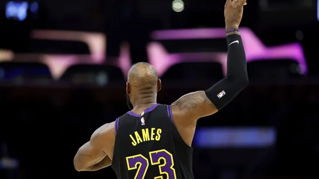 LeBron James shines with 11 points and 12 assists in season return