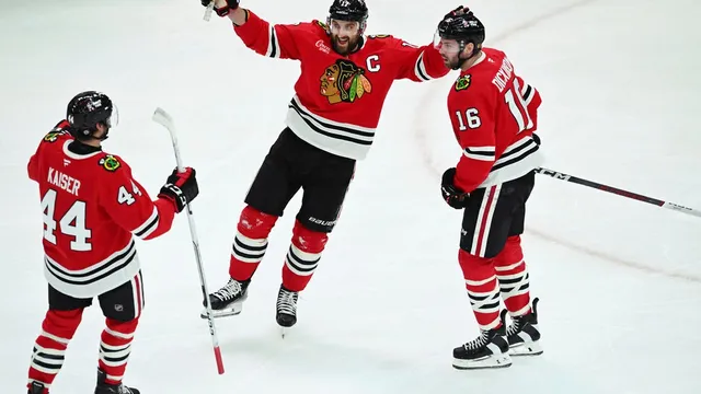 Blackhawks break losing streak with dramatic victory over Canadiens