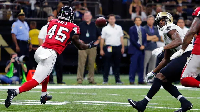 49ers trade Zamir White to Saints for Deion Jones