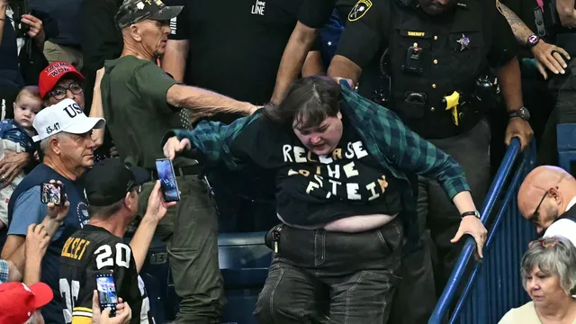Trump calls out two protesters at Ohio rally, one waving Palestinian flag