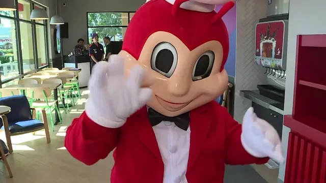 Jollibee opens its doors in Roseville, offering free Chickenjoy to first 100 guests