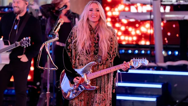 Carrie Underwood returns to perform for 14th season of Sunday Night Football