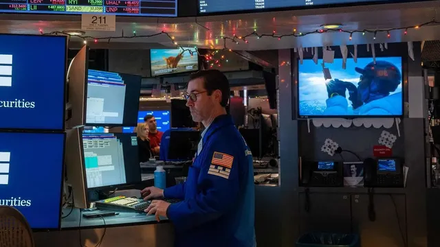 Dow Jones climbs as chip makers boost market recovery
