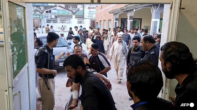 Suicide bombing at police checkpoint in Pakistan kills at least 12 and injures 35