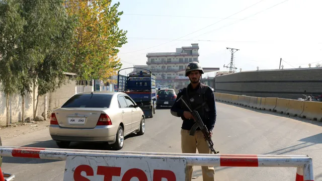 Suicide bomber kills 14 during protest in Pakistan