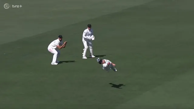 Glenn Phillips stuns with incredible catch to dismiss Ollie Pope