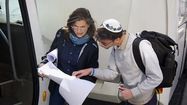 Dr. Oz rushes to aid woman collapsing at Trump rally