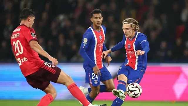 Paris Saint-Germain beat Lyon 2-0 to go top of French Ligue 1