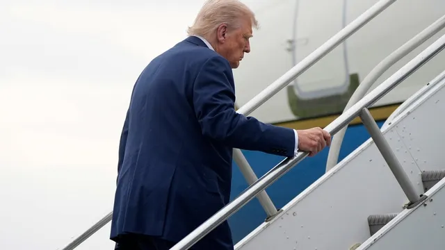 Trump stumbles up stairs of Air Force One, faces mockery online