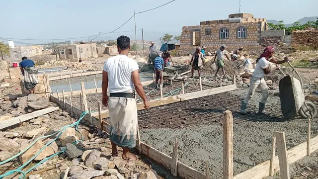 Villagers in Taiz struggle for water due to crumbling roads