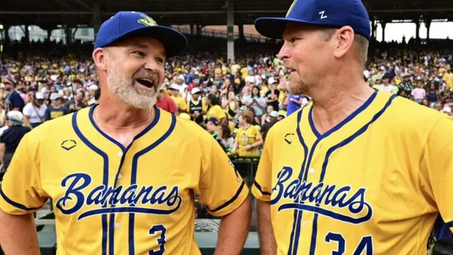 Kerry Wood stuns crowd with trick pitch at Wrigley Field