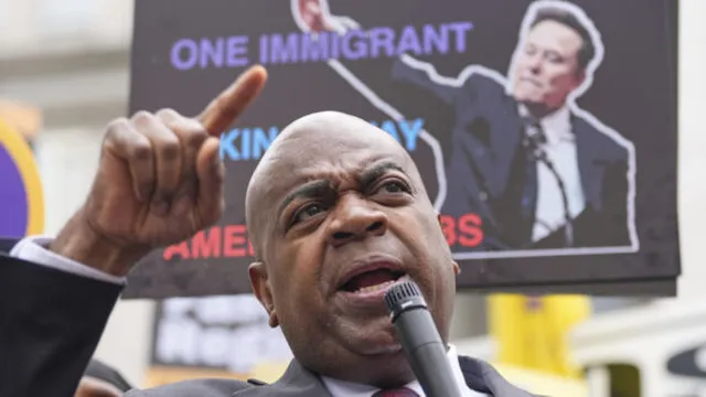 Newark mayor sues federal prosecutor after arrest at detention center