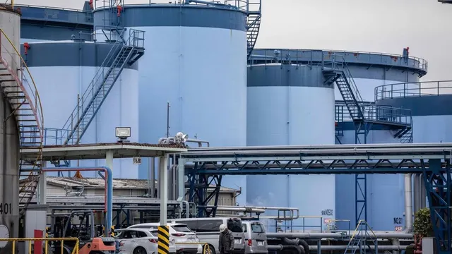 U.S. crude oil prices soar past $100 amid ongoing Iran conflict