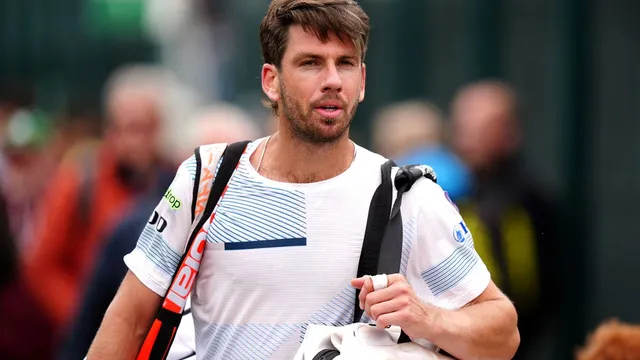 Cameron Norrie hits spectator with racquet and apologizes