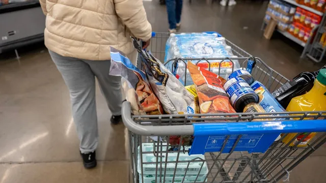 Walmart reports record quarterly earnings amid economic challenges