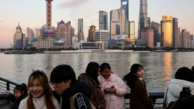 China faces economic uncertainty with low growth targets and a five-year plan shift
