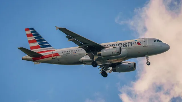 American Airlines flight avoids collision during landing at DC airport