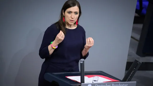 German Greens warn against job cuts for federal auditors amid tax fraud investigations