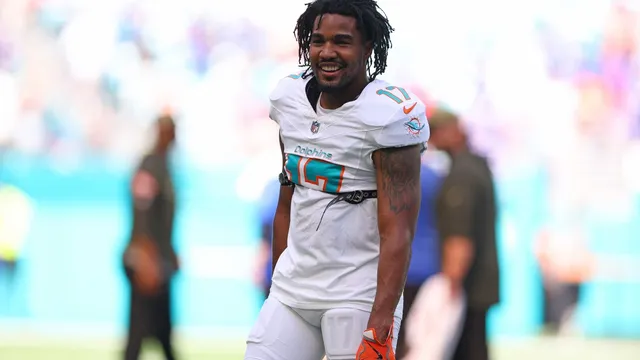 Broncos acquire Jaylen Waddle to bolster offense