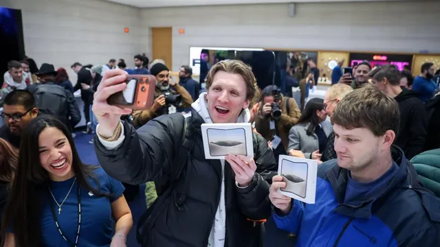 Apple to offer limited iPhone Duo units to walk-in customers at stores on Friday