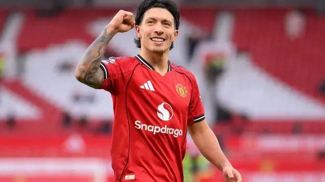 Lisandro Martinez challenges Paul Scholes to confront him over criticism