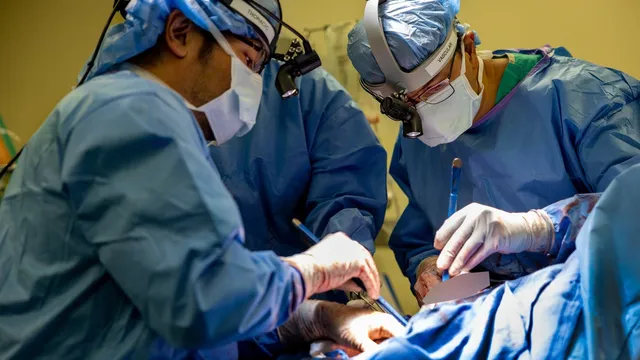 Surgeons save man with artificial lung while waiting for transplant