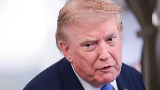 Trump criticizes ABC News during Air Force One press interaction
