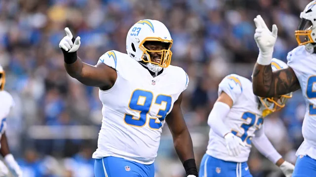 Dallas Cowboys bolster defense by signing Otito Ogbonnia