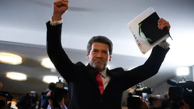 Socialist Antonio Jose Seguro leads in Portugal's presidential runoff