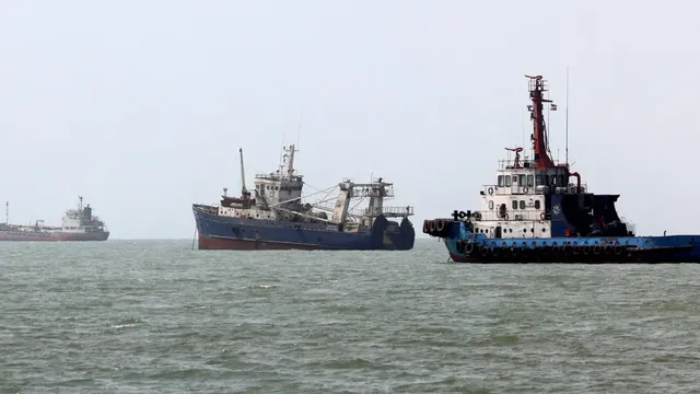 Dark oil tankers keep flowing through Hormuz despite attacks