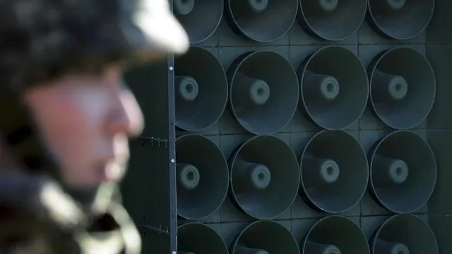 South Korea halts anti-North Korea broadcasts to ease tensions