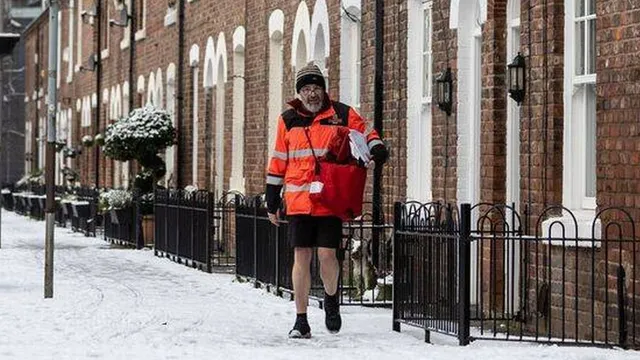 Royal Mail postmen defy winter by wearing shorts all year round
