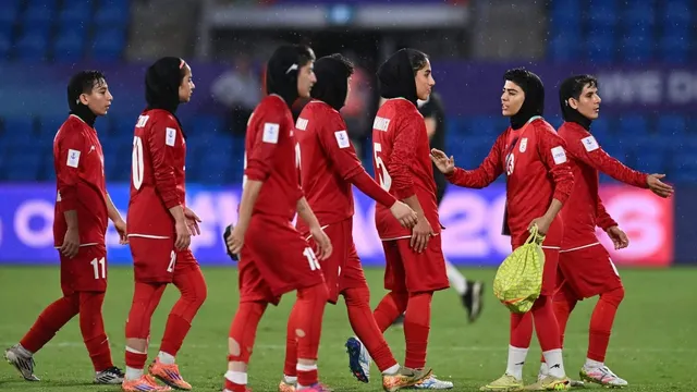 Two Iranian football players remain in Australia seeking asylum amid turmoil