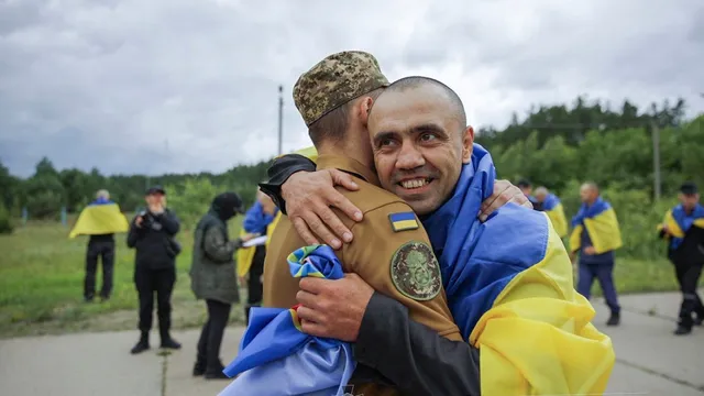Ukraine celebrates return of soldiers in prisoner swap with Russia