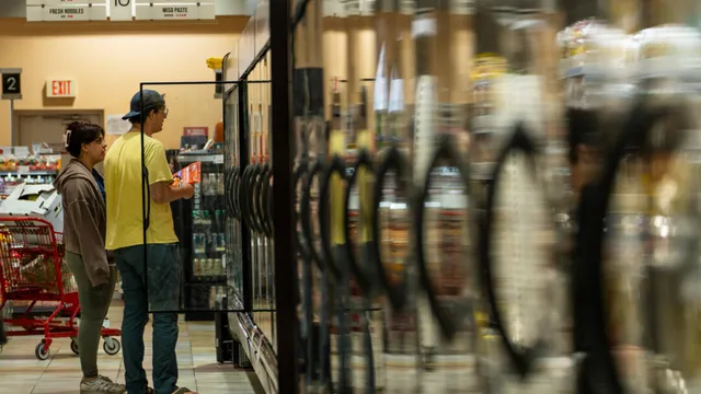 U.S. wholesale inflation remains stagnant as energy prices drop