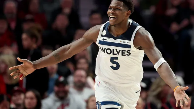 Anthony Edwards calls Steph Curry the greatest point guard while he recovers from injury