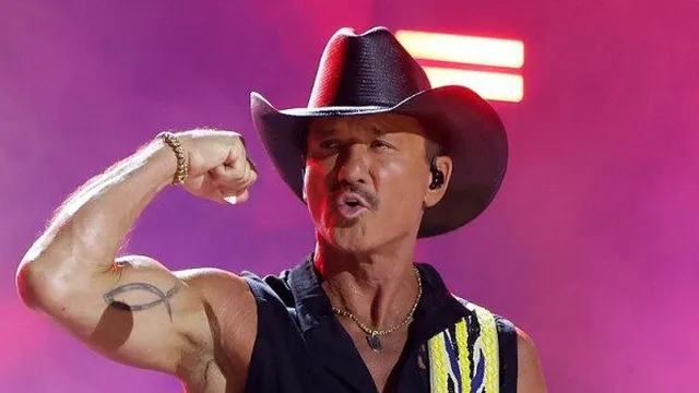 Tim McGraw falls on stage during Cincinnati concert