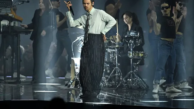 Harry Styles surprises fans with new music video and dance tutorial ahead of Berlin concerts