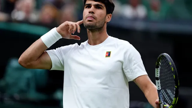 Carlos Alcaraz fights back to reach Wimbledon quarter-finals
